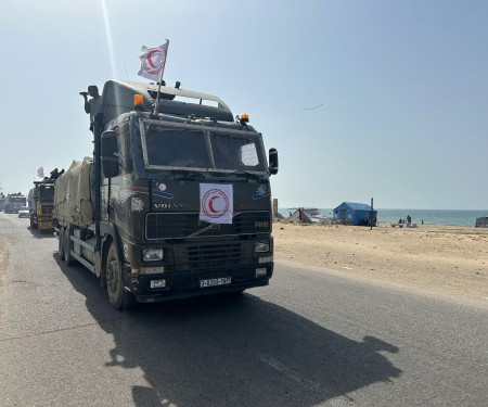 The PRCS facilitates the entry of a food aid convoy to Northern Gaza