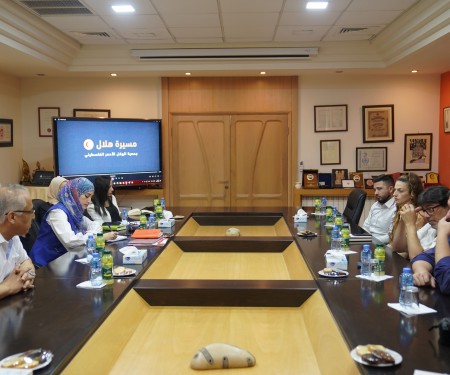 الهلال الأحمر الفلسطيني يستقبل وفداً من رؤساء بلديات من جمهورية تشيلي