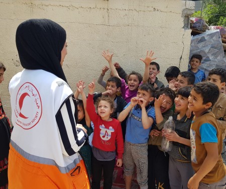 كوادر جمعية الهلال الأحمر الفلسطيني تواصل عملها الإنساني بعد انتهاء العدوان الإسرائيلي على قطاع غزة