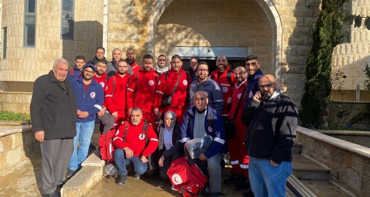 فريق الهلال الأحمر الفلسطيني يغادر اليوم لتركيا وسورية