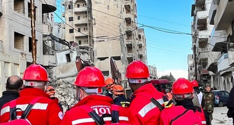 فريق الإنقاذ في الهلال الأحمر الفلسطيني يواصل تقديم  خدمات الإغاثة والدعم النفسي لضحايا الزلزال